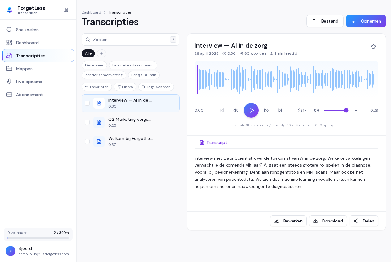 ForgetLess Transcriber split-view met waveform audiospeler, transcript en zijbalknavigatie
